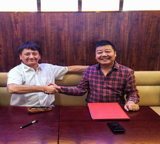 说明: 2015年11月15日我公司与法国丽夏航空公司达成共识,签署合同。_看图王.jpg